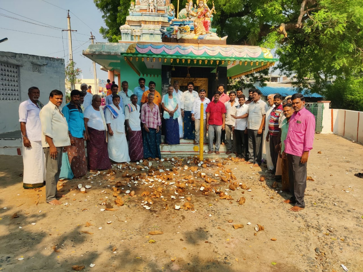 చంద్రబాబు విడుదల కావాలని కోరుతూ కొబ్బరికాయలు కొట్టిన తమ్ముళ్లు