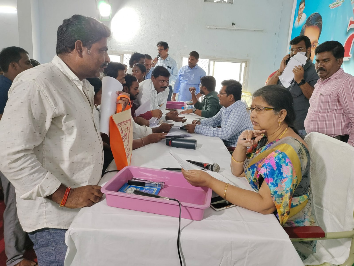 భూ సమస్యలే ప్రధానంగా స్పందన కు అర్జీల వెల్లువ