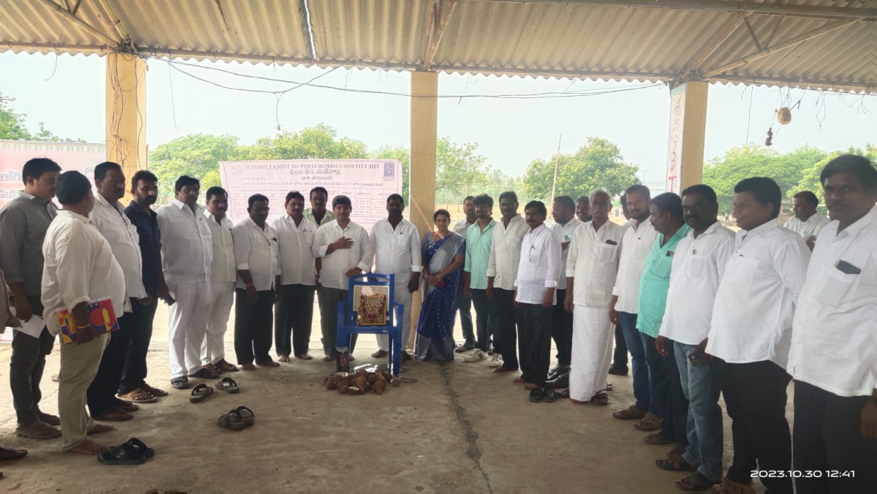 పత్తి కొనుగోలు ప్రారంభించిన ఎమ్మెల్యే కేపీ