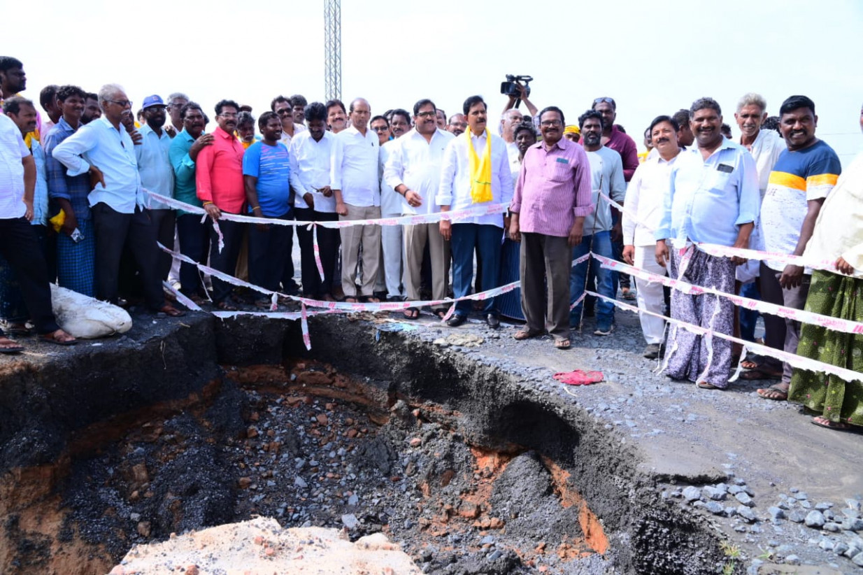 బకింగ్ హం కెనాల్ బ్రిడ్జిని పరిశీలించిన మాజీ మంత్రి దేవినేని