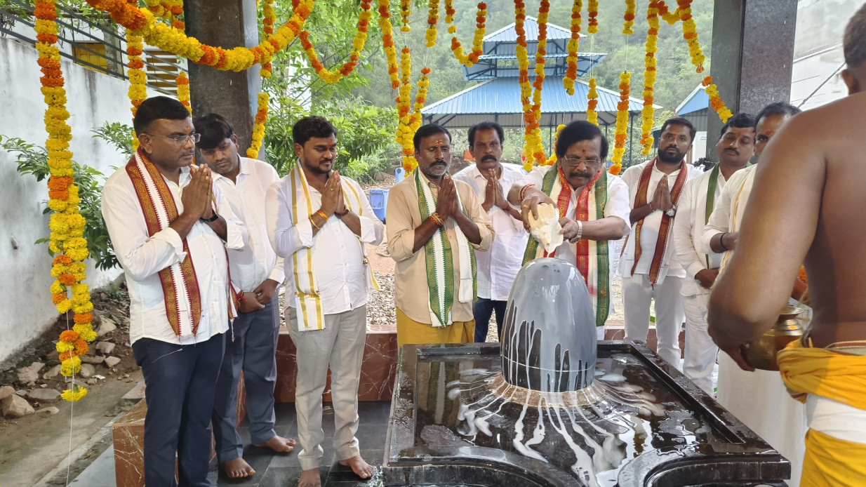 భైరవకోనలో ప్రత్యేక పూజలు నిర్వహించిన మాజీ మంత్రి శిద్దా