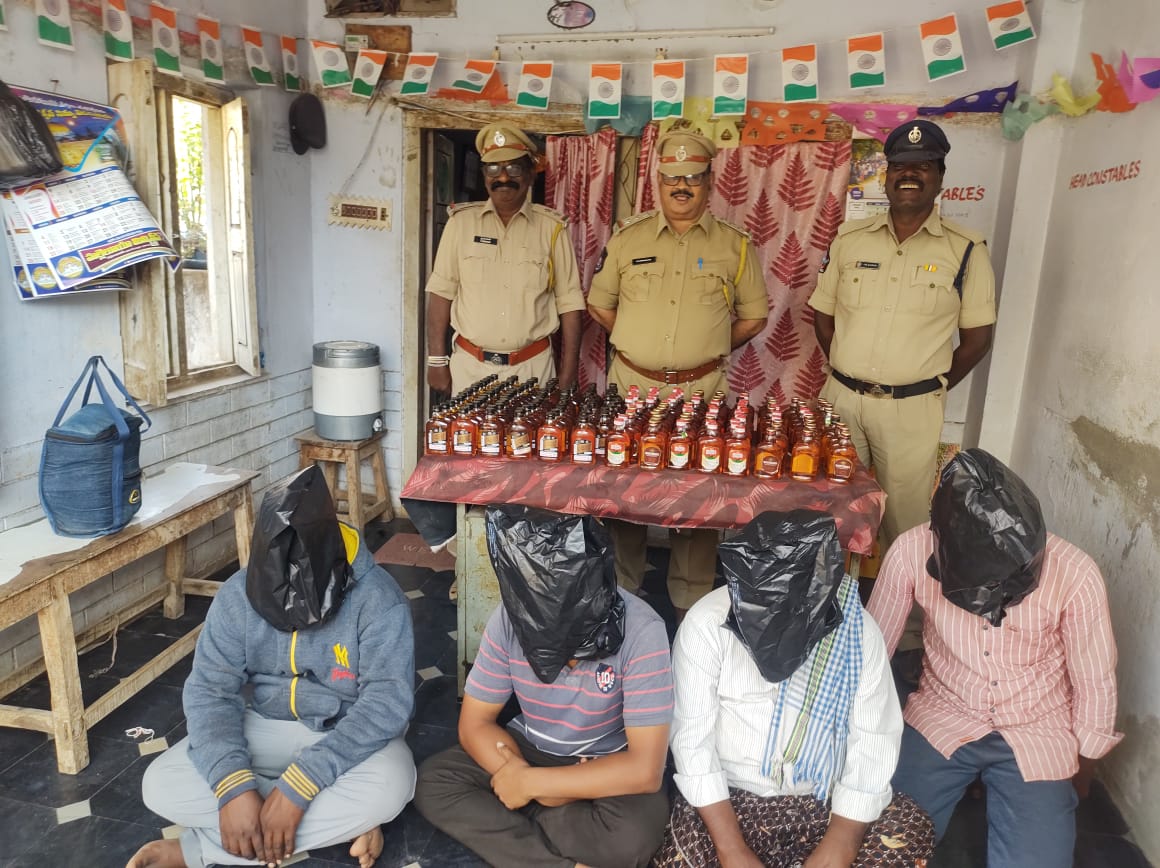 200 మద్యం బాటిళ్లు స్వాదీనం