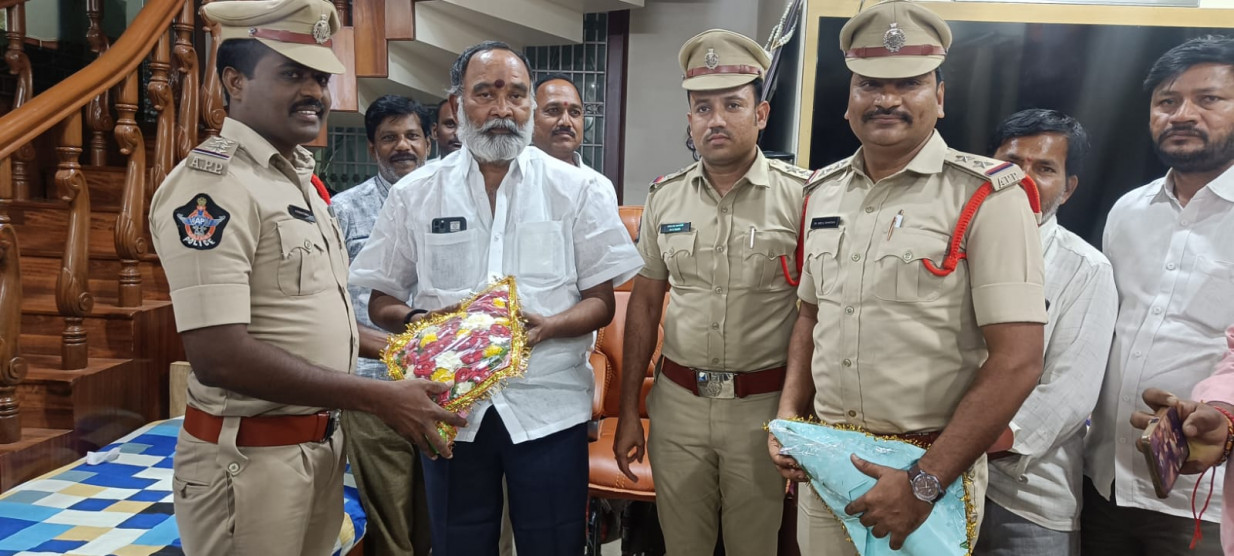 ఎమ్మెల్యే అన్నా ను కలిసిన మార్కాపురం పోలీసులు