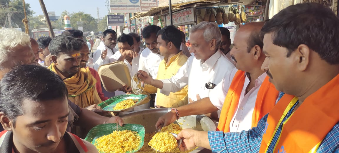 అల్పాహార వితరణలో పాల్గొన్న ఎపిఐఐసి చైర్మన్ జంకె
