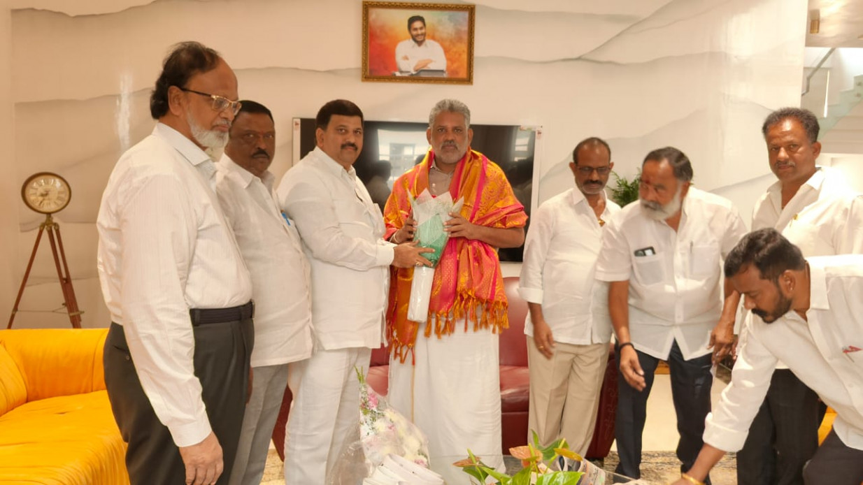 అన్నా అధ్వర్యంలో  చెవిరెడ్డి ని కలసిన వైసిపి నాయకులు