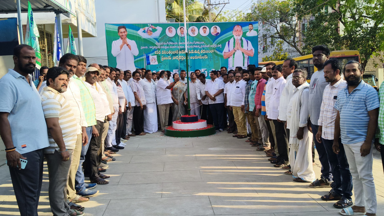 వైకాపా జెండా ఎగురవేసిన మాజీ ఎమ్మెల్యే అన్నా