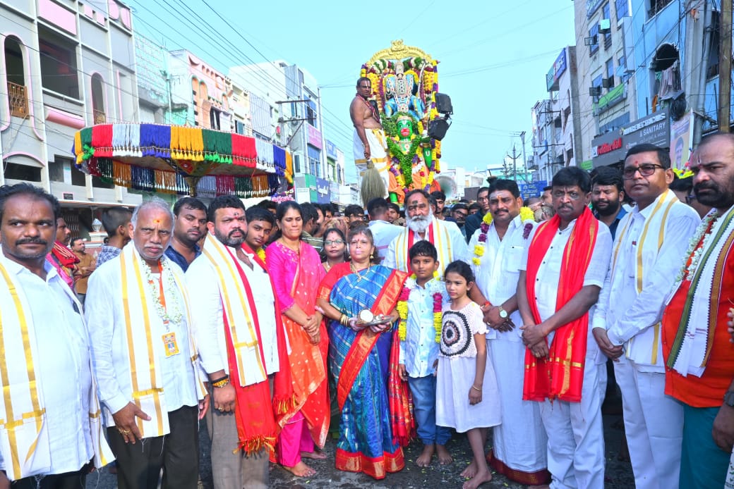 హనుమంతుని వాహన సేవలో పాల్గొన్న మాజి ఎమ్మెల్యే అన్నా కుటుంబం