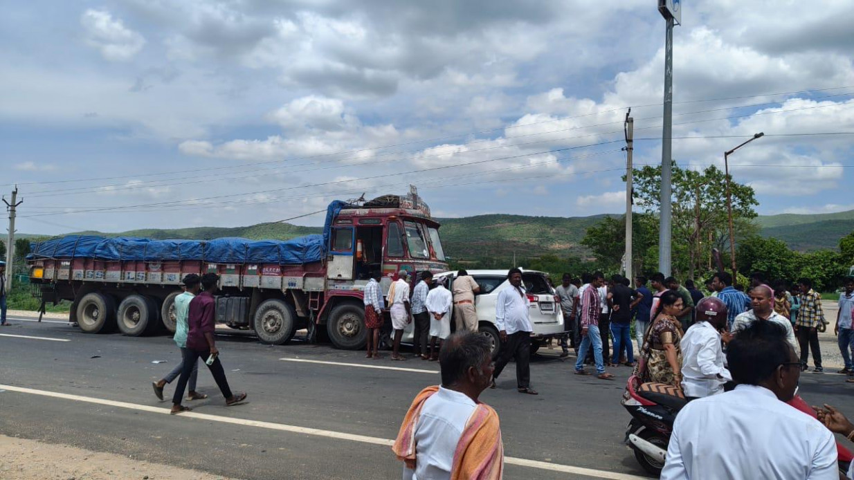 ఘోర రోడ్డు ప్రమాదం