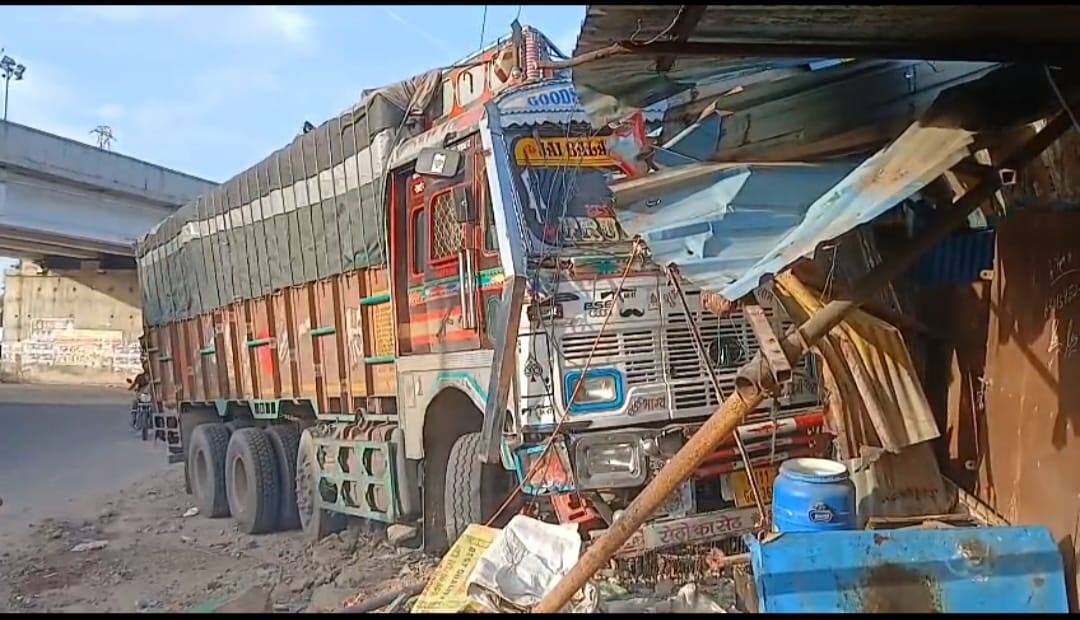 జ్యూస్ షాపు లోకి దూసుకెళ్లిన లారీ 